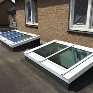 twee lichtstraten van bovenaf